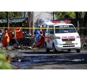 5 Mobil Ambulance Membawa Korban Ledakan Bom di Gereja Katolik Santa Maria | Bandar Togel Terpercaya | Bandar Togel Online